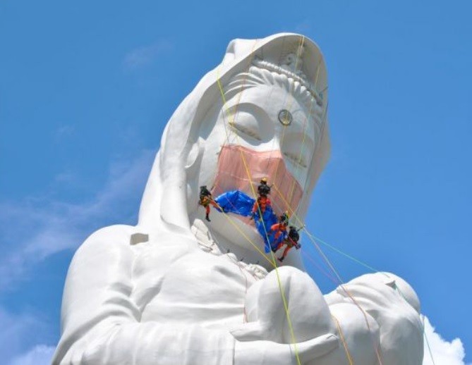 Il Grande Buddha indossa una maschera.